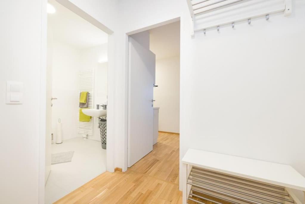 Premium City Apartment With Balcony! Free Garage Parking Included! ウィーン エクステリア 写真