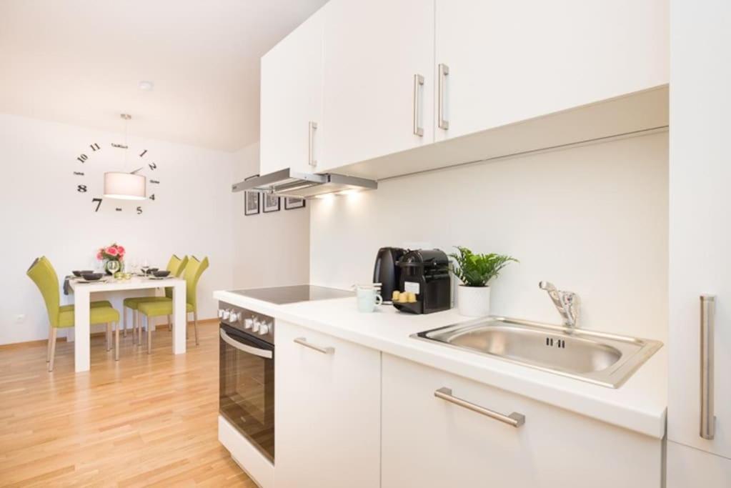 Premium City Apartment With Balcony! Free Garage Parking Included! ウィーン エクステリア 写真